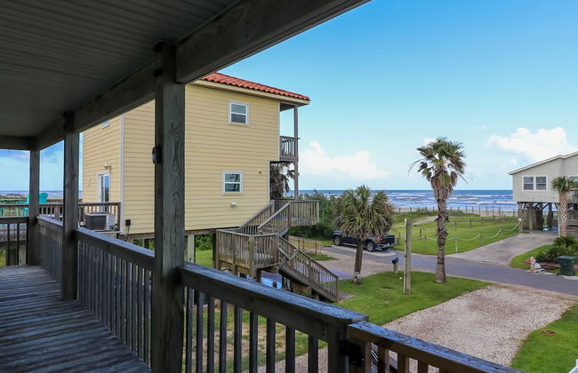 2nd Row Beach Home Ocean Views Old School Vibes - 1 min Walk to Sunny Beach - Photo 4
