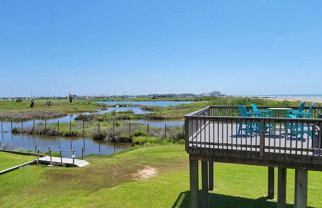 2nd Row Beach Home Ocean Views Old School Vibes - 1 min Walk to Sunny Beach - Photo 12