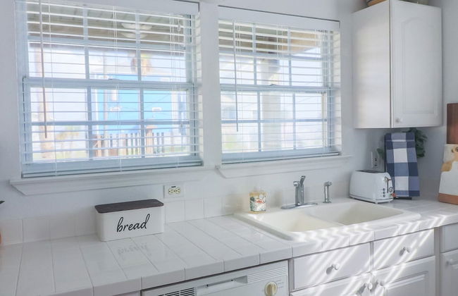 2nd Row Beach Home Ocean Views Old School Vibes - 1 min Walk to Sunny Beach - Photo 6