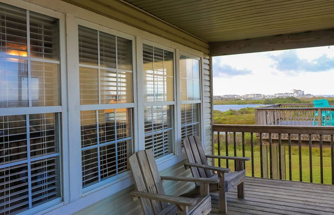 2nd Row Beach Home Ocean Views Old School Vibes - 1 min Walk to Sunny Beach - Photo 11