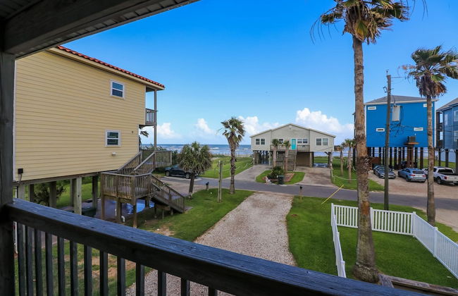 2nd Row Beach Home Ocean Views Old School Vibes - 1 min Walk to Sunny Beach - Photo 42