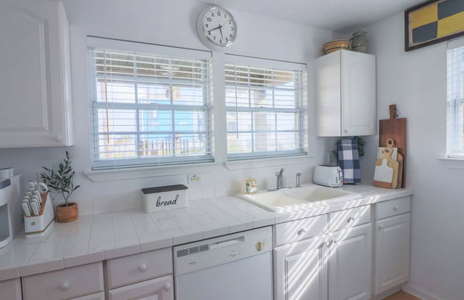 2nd Row Beach Home Ocean Views Old School Vibes - 1 min Walk to Sunny Beach - Photo 40