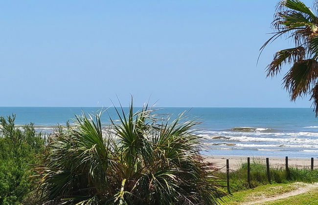 2nd Row Beach Home Ocean Views Old School Vibes - 1 min Walk to Sunny Beach - Photo 1