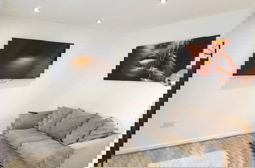 Foto 10 - Cozy Liverpool Apartment With 2 Bedrooms