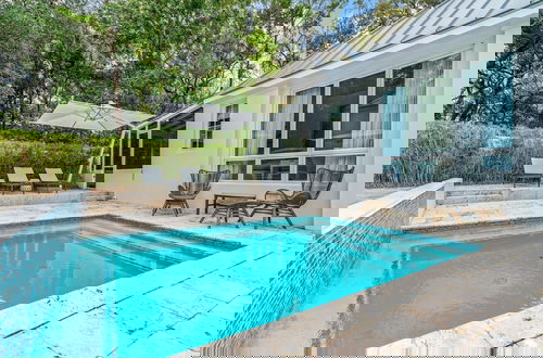 Foto 41 - Upscale Beach Estate With Private Pool + Carriage House And Less Than 300 Yards From The Beach 6 Bedroom Home by RedAwning