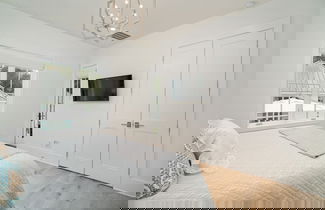 Foto 3 - Upscale Beach Estate With Private Pool + Carriage House And Less Than 300 Yards From The Beach 6 Bedroom Home by RedAwning