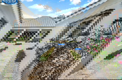 Foto 1 - Upscale Beach Estate With Private Pool + Carriage House And Less Than 300 Yards From The Beach 6 Bedroom Home by RedAwning