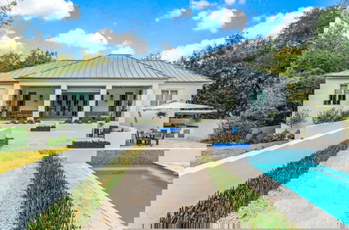 Foto 54 - Upscale Beach Estate With Private Pool + Carriage House And Less Than 300 Yards From The Beach 6 Bedroom Home by RedAwning