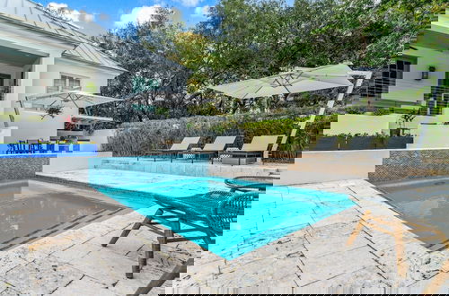 Foto 39 - Upscale Beach Estate With Private Pool + Carriage House And Less Than 300 Yards From The Beach 6 Bedroom Home by RedAwning