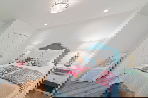 Foto 18 - Upscale Beach Estate With Private Pool + Carriage House And Less Than 300 Yards From The Beach 6 Bedroom Home by RedAwning