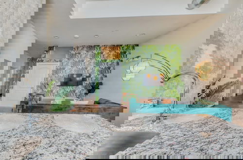 Photo 9 - Sosuite 2BR Penthouse w W D Gym On-site Bar