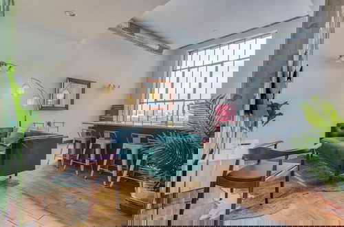 Photo 1 - Sosuite 2BR Penthouse w W D Gym On-site Bar