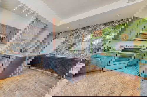 Photo 11 - Sosuite 2BR Penthouse w W D Gym On-site Bar