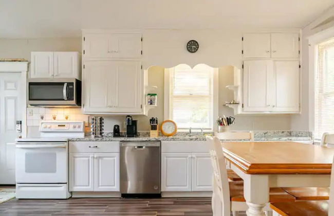 The Carew House Sleeps 10 Fenced 4BR Full Kitchen Steps2 YCP - Foto 9