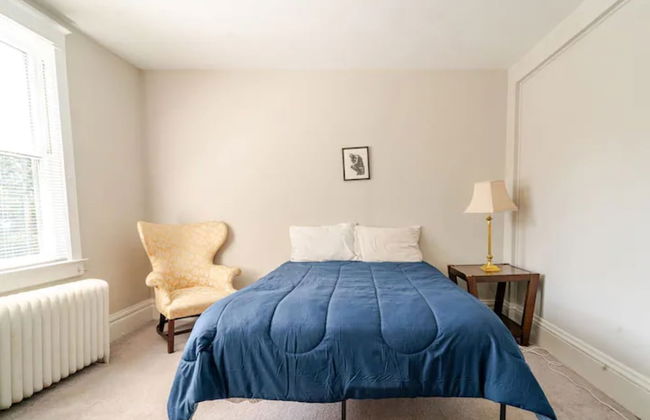 The Carew House Sleeps 10 Fenced 4BR Full Kitchen Steps2 YCP - Foto 6