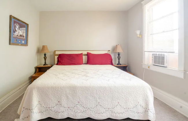The Carew House Sleeps 10 Fenced 4BR Full Kitchen Steps2 YCP - Foto 7