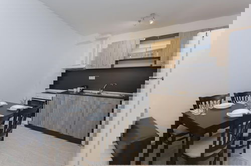 Foto 6 - Modern 1bdr Apartment Near Center - Free Parking