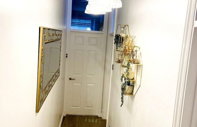 Inviting 3-bed Apartment in London - Photo 27