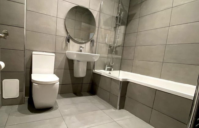 Inviting 3-bed Apartment in London - Photo 17