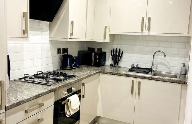 Inviting 3-bed Apartment in London - Photo 10