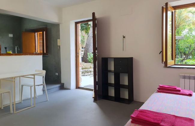Nut House Apartment Near the sea in a Villa With Garden - Foto 7