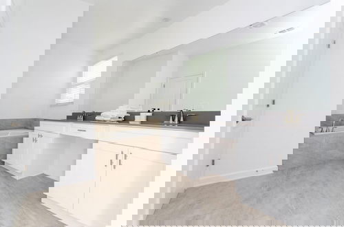 Foto 42 - Super Luxury Modern Home Prime Location