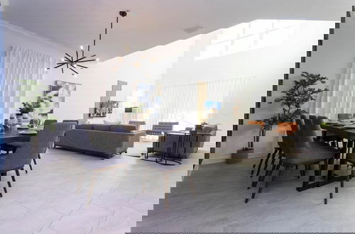 Foto 8 - Super Luxury Modern Home Prime Location