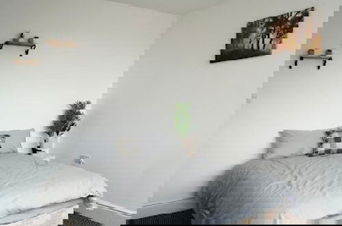 Photo 4 - Clean, Spacious 2-bed Apartment in Brierley Hill