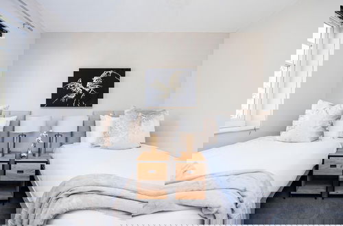 Foto 11 - Large 4 Bed Townhouse in Uxbridge Sleeps 9