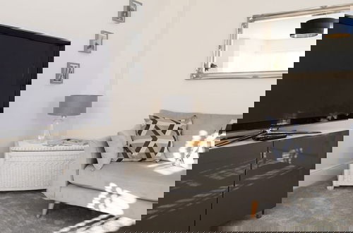Foto 4 - Charming Modern City Escape Garden Parking