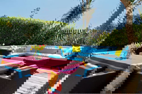 Foto 53 - Vibrant Seafront Home With Seasonal Pool