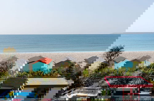 Foto 1 - Vibrant Seafront Home With Seasonal Pool