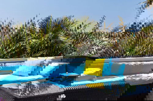 Foto 54 - Vibrant Seafront Home With Seasonal Pool