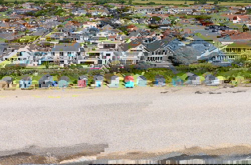 Foto 57 - Vibrant Seafront Home With Seasonal Pool