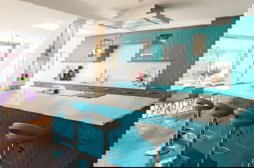 Foto 8 - Vibrant Seafront Home With Seasonal Pool