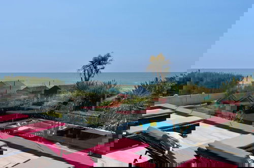 Foto 36 - Vibrant Seafront Home With Seasonal Pool