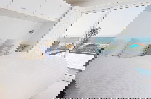 Foto 3 - Vibrant Seafront Home With Seasonal Pool