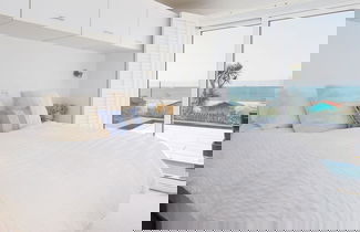 Foto 3 - Vibrant Seafront Home With Seasonal Pool