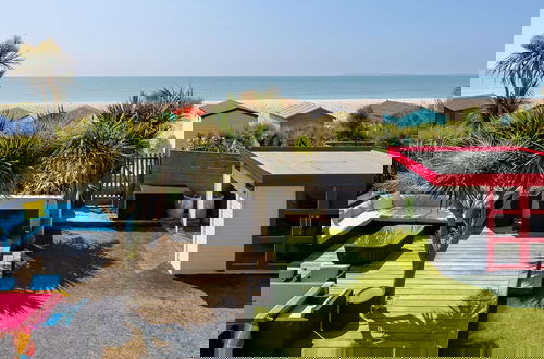 Foto 37 - Vibrant Seafront Home With Seasonal Pool