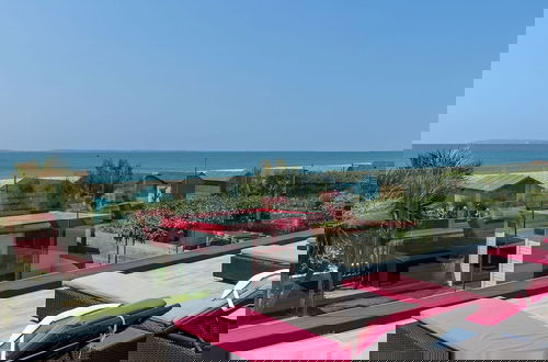 Foto 35 - Vibrant Seafront Home With Seasonal Pool