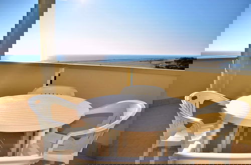 Foto 13 - Experience the Beach Breeze in our Bright Flat