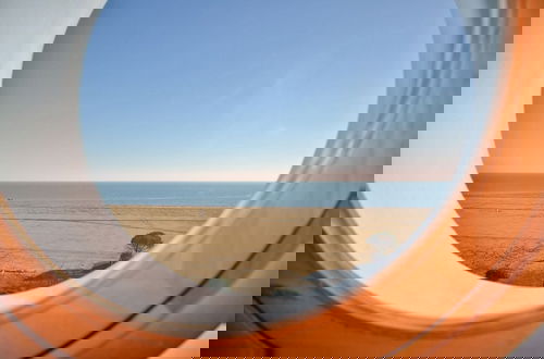 Foto 26 - Experience the Beach Breeze in our Bright Flat