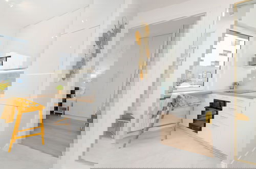 Foto 16 - Bright Apartment With Balcony by Renters