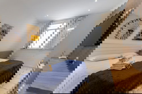 Photo 3 - Flat in Copacabana 2 Minutes From the Beach