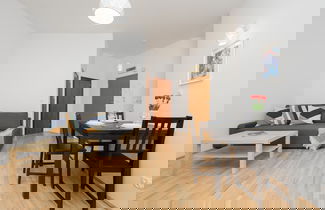 Foto 1 - Cozy Apartment With Balcony by Renters
