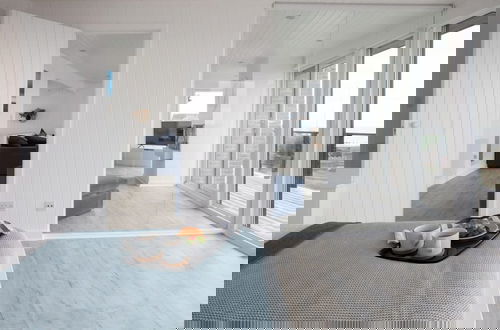 Foto 18 - Luxury Seafront Family Home - Indoor Pool