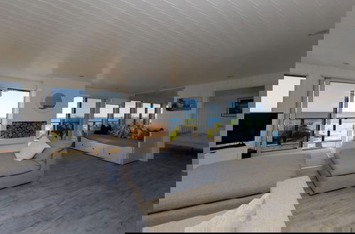 Foto 59 - Luxury Seafront Family Home - Indoor Pool