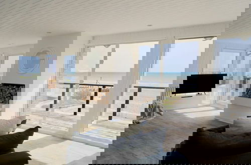 Foto 3 - Luxury Seafront Family Home - Indoor Pool