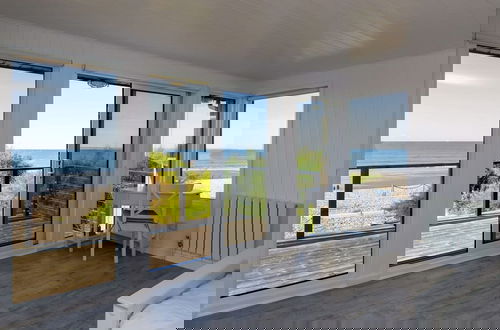 Foto 19 - Luxury Seafront Family Home - Indoor Pool