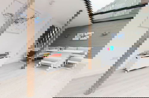Foto 49 - Luxury Seafront Family Home - Indoor Pool